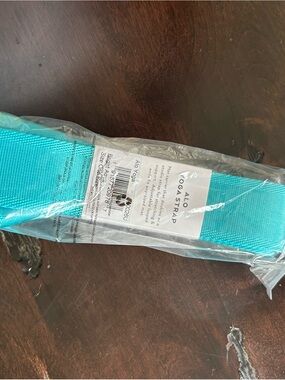 ALO yoga strap new in pkg aqua